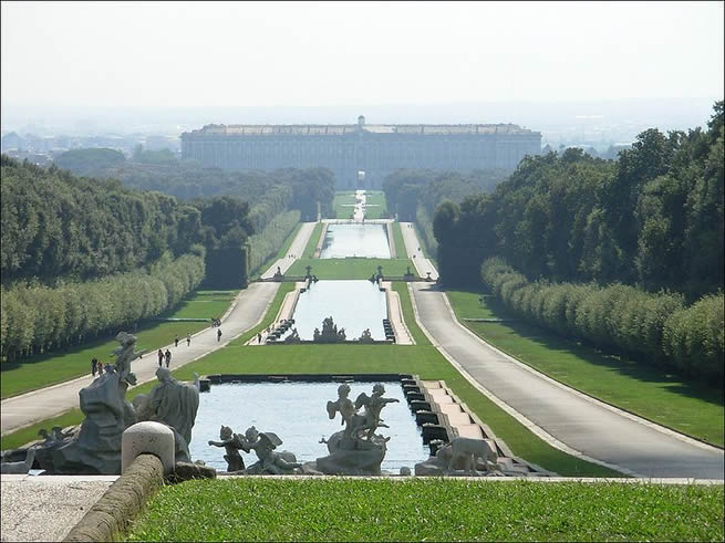 Royal gardens of Reggia di Caserta, Italy. Der Königspalast von Caserta von Norden gesehen; im Vordergrund die Wasserbassins im Park (Photo by Marco Segato, 7 October 2006)