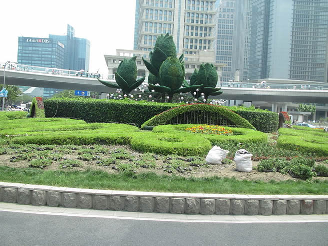 Garden at the centre of intersection in Shanghai. A garden arounded by street in Shanghai, 2 July 2011 morning (Photo by Banhtrung1, 2011)
