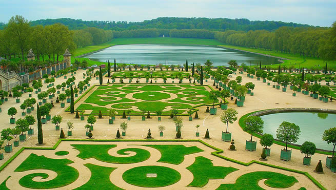 Parterre garden at the Orangery of Versailles, and Pièce d'eau des Suisses — Park of Versailles (Photo by uggboy, 3 may 2012) 