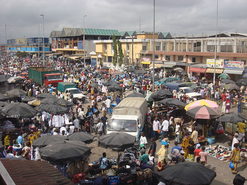 Congestion at a market in Abidjan (photo by Zenman, 2008)