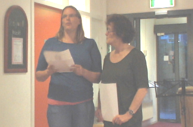 Deux poétesse de Groningen lisant le poème du célèbre Geert Teis Pzn.
