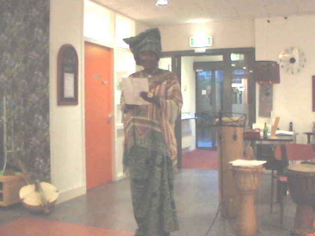 La poétesse Marie Josée Tsiabu lisant le poème "Femme noire, femme africaine" de Camara Laye (Photo de Bikouta).