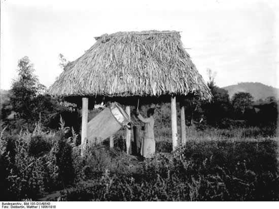 Ngoma drum at German East Africa in 1906. Deutsches Bundesarchiv (German Federal Archive).