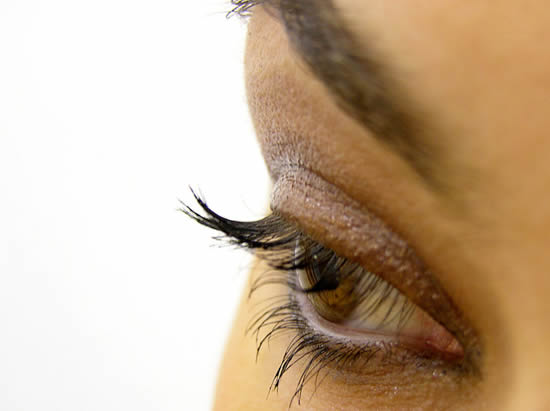 Eye makeup of a woman (photo by Esra)