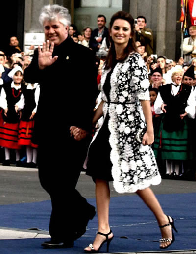Pedro Almodóvar Caballero (Espagne), Prix Goya du meilleur réalisateur 2007, Oscar du meilleur scénario original pour Parle avec elle, Prix du scénario du festival de Cannes et prix d'interprétation féminine pour l'ensemble des actrices principales de Volver en 2006, César du meilleur film étranger pour Talons aiguilles en 1993.