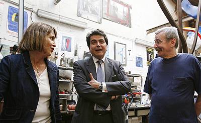 La ministre Christine Albanel et le depute de paris Pierre Lellouche dans l'atelier de Alain Valtat