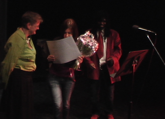 Saskia Nieboer, T Lak (prix d'or du 6eme art: musique - écriture de chansons) et Jean-Marcel Bikouta Nkaoulou 