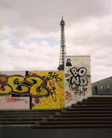 Une palissade de travaux recouverte de graffiti à Paris. Photo by John Hamon 