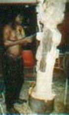 Bikouta sculptant "Le couple ancetral" en 1996 (Heereveen,Pays-Bas)